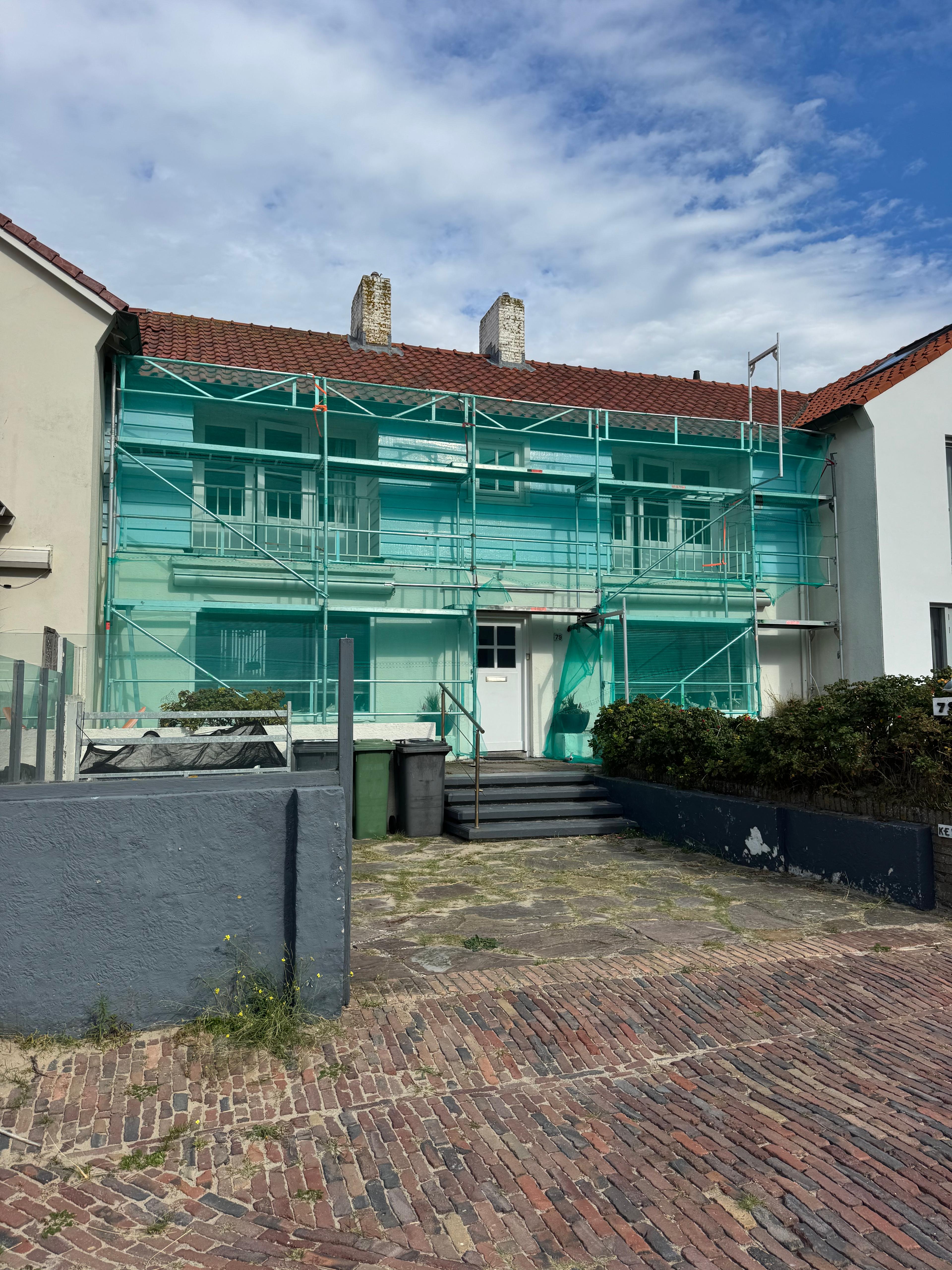 Steigerproject aan zee — gevelrenovatie kustlocatie