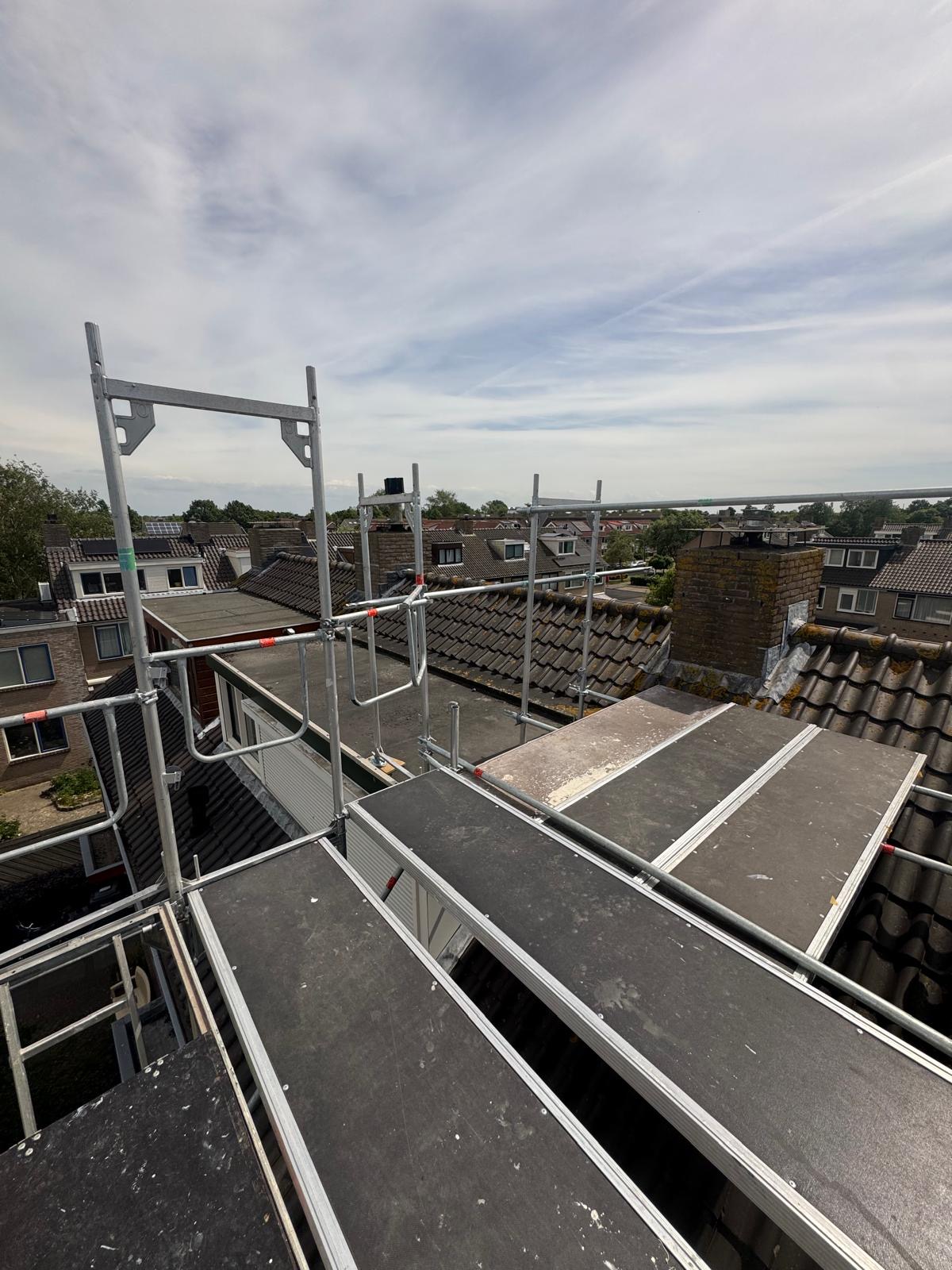 Daksteiger systeem langs dakpannen
