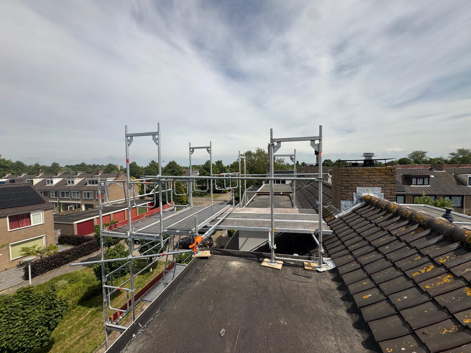 Daksteiger met schoorsteen — dakrenovatie project