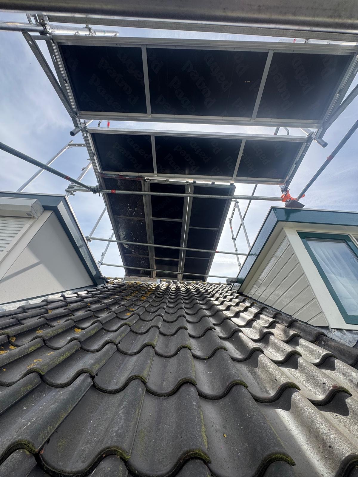 Daksteiger op woonhuis — overzicht van de volledige steigertoren