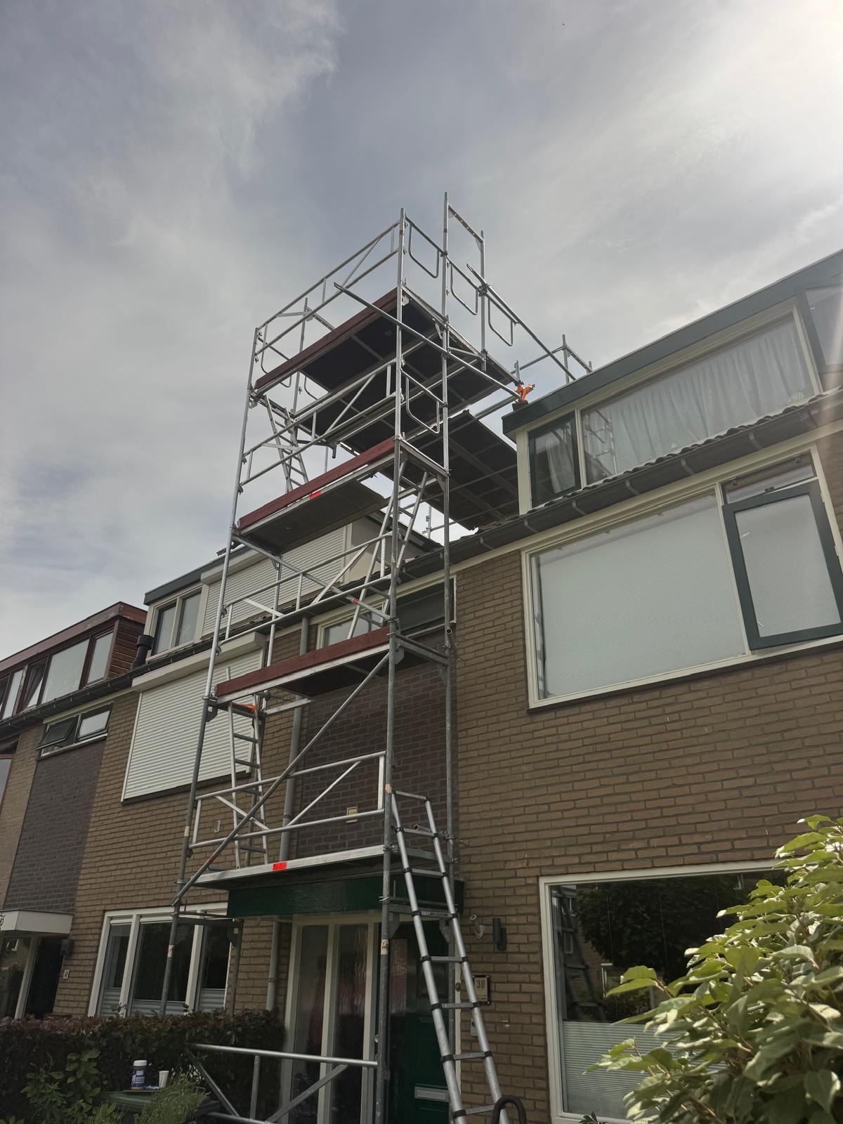 Volledige daksteiger aan de gevel van een rijtjeswoning