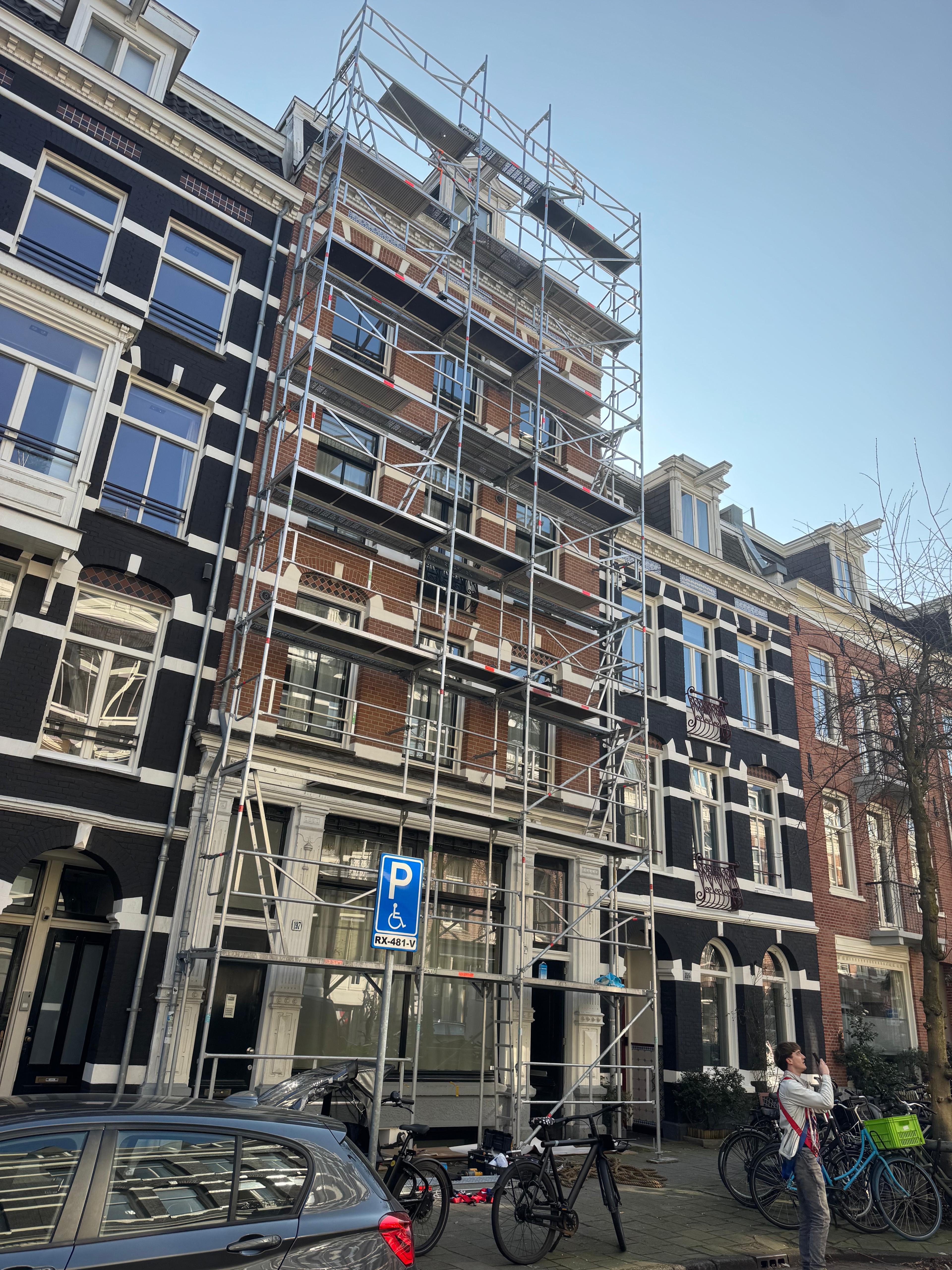Detail van de steigerconstructie bij Eerste Helmerstraat Amsterdam