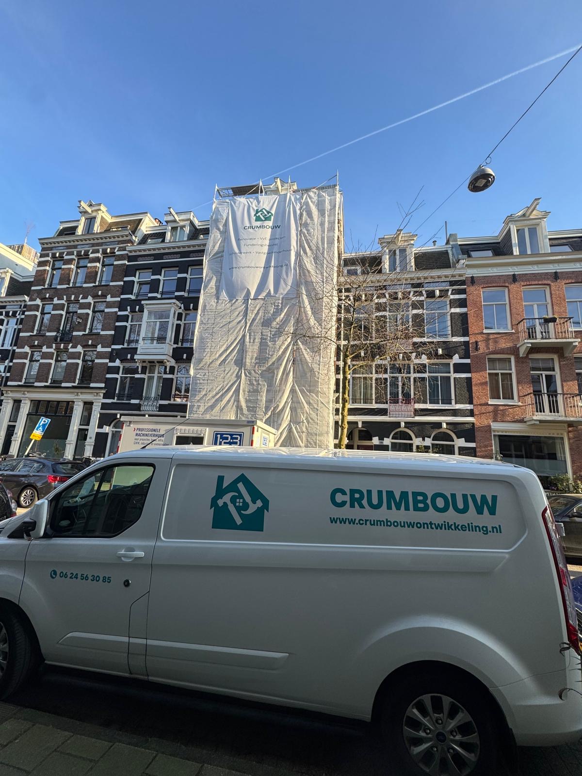 Gevelsteiger op historisch pand in Amsterdam — GoedkoopSteigerhuren.nl