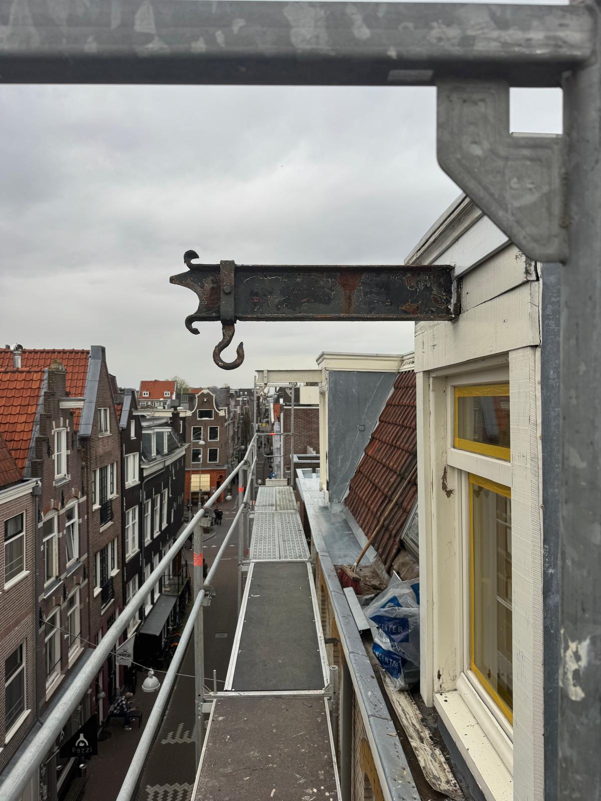 Steigerproject aan de Eerste Looiersdwarsstraat Amsterdam — gevelrenovatie