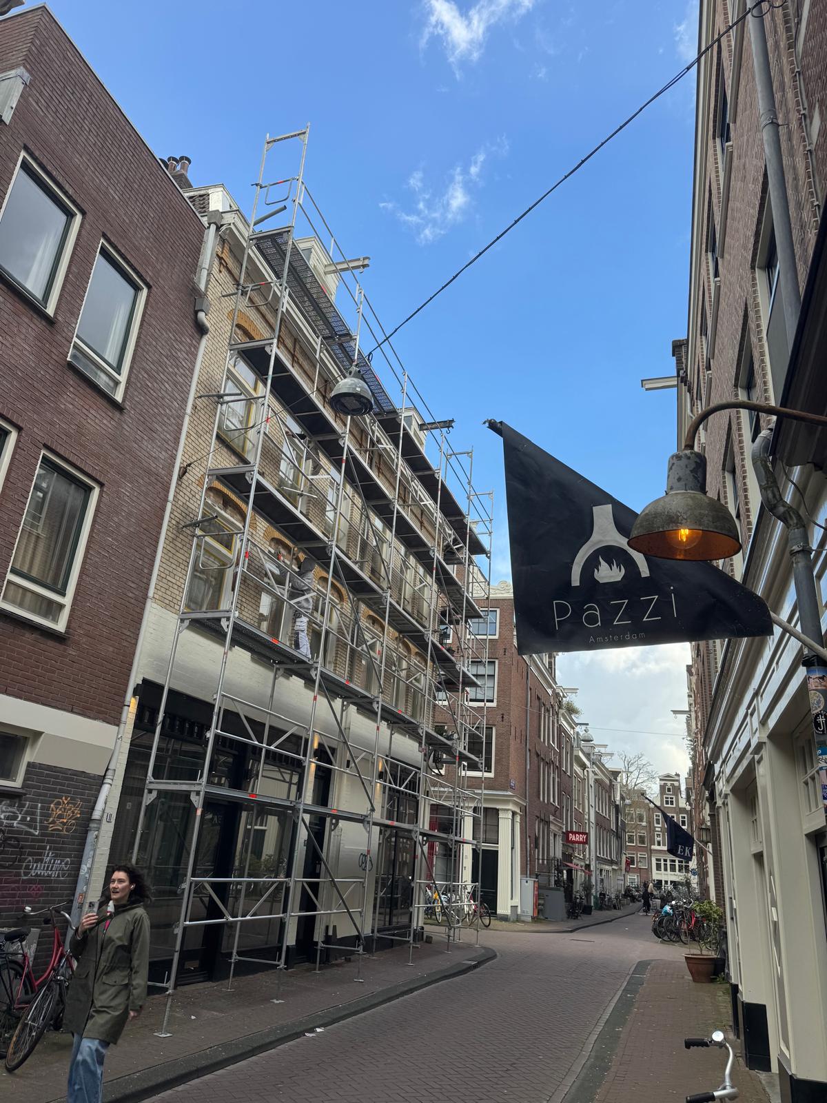 Steiger langs historische Amsterdamse gevel, Eerste Looiersdwarsstraat